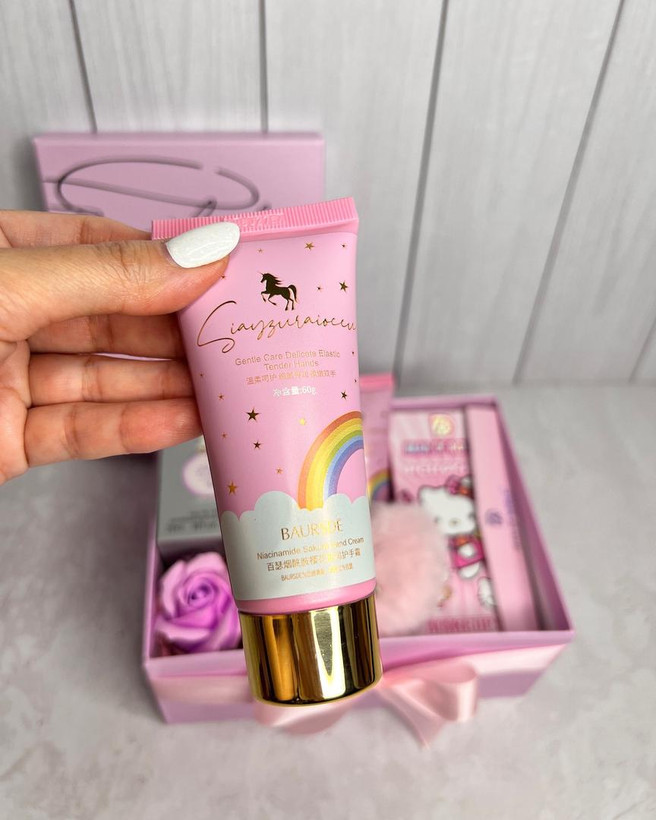 پک کادو دخترونه، باکس هدیه یاسی رنگ، عطر و ست آرایشی ۲۴۲