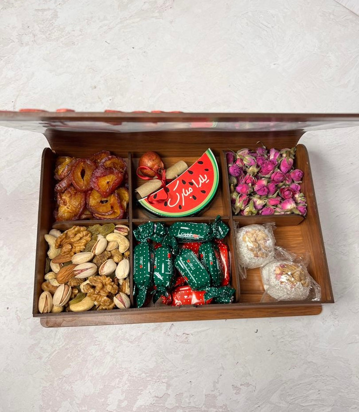 کادو شب یلدا اقتصادی با آجیل و شمع و فال کد ۲۶۵